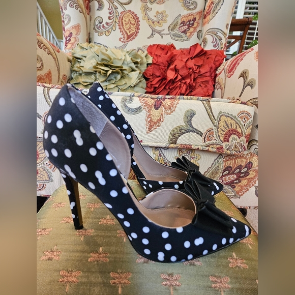 Betsey Johnson Polkadot Pumps - Picture 4 of 12
